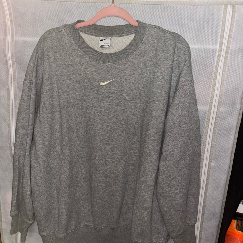 Nike Women’s oversized Gray Crewneck Sweater - Large